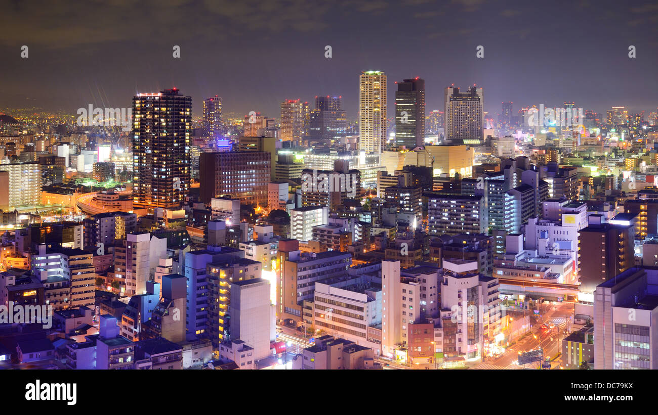 Nächtliche Skyline von Osaka, Japan. Stockfoto