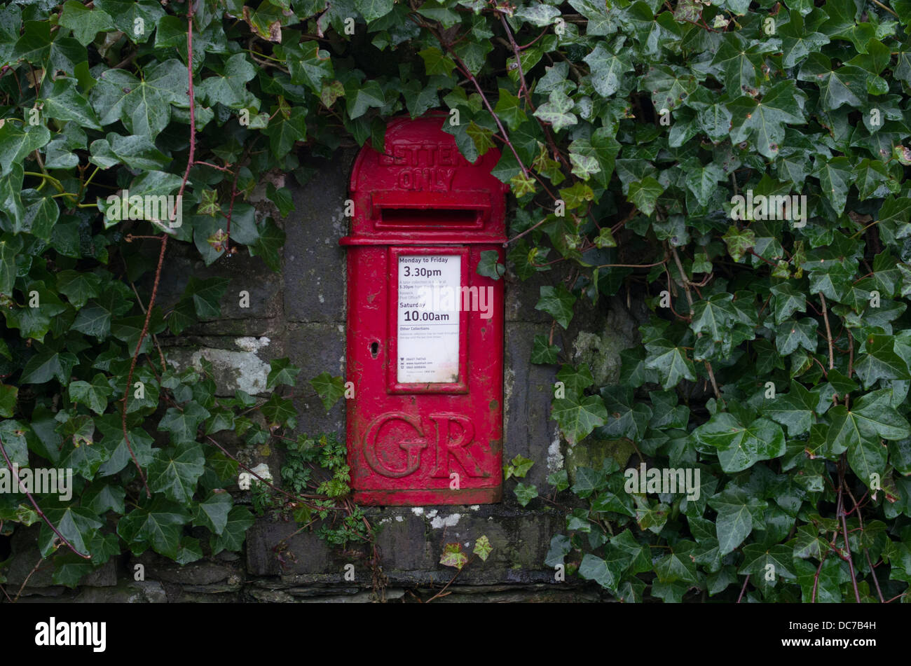Britische traditionelle rot GR Wand Typ Briefkästen in Trockenmauer, Stonethwaite, Borrowdale Seengebiet, Cumbria, England Stockfoto