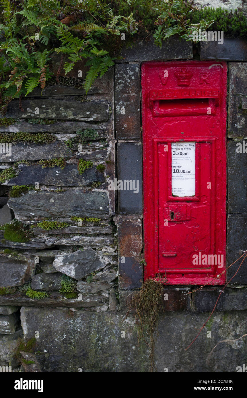 Britische traditionelle VR rote Wand Typ Briefkästen in Trockenmauer, Stonethwaite, Borrowdale Seengebiet, Cumbria, England Stockfoto