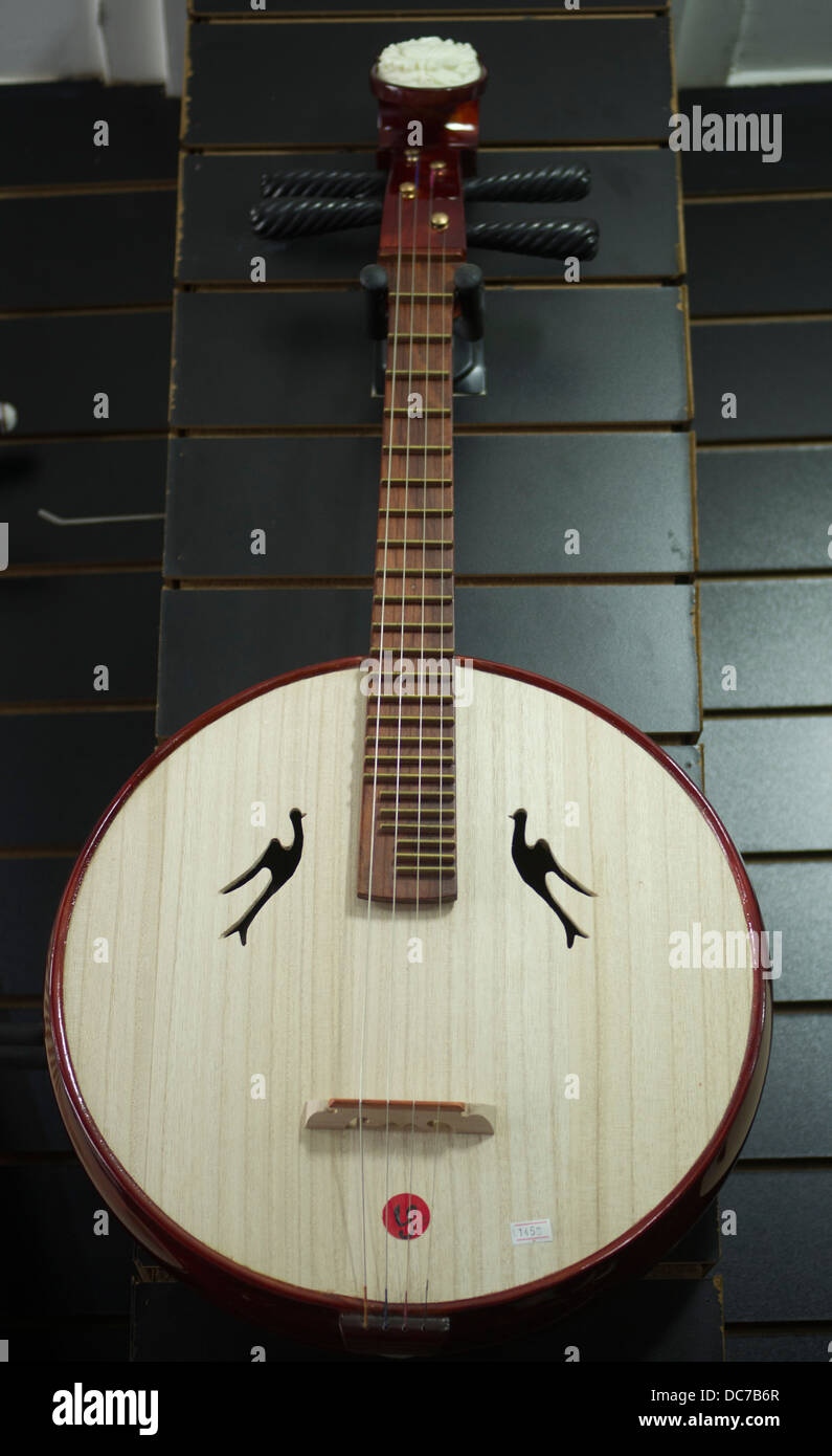 Zhong Ruan Instrument zum Verkauf in einem Musikgeschäft in Shanghai China. Stockfoto