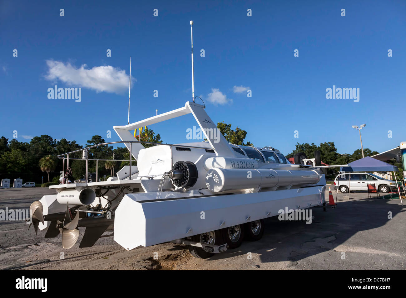 Hyper Sub Prototyp u-Boot und ein Schnellboot. Stockfoto