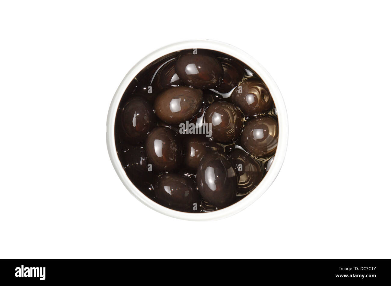 Dose schwarze Oliven, isoliert auf weiss mit Pfad Stockfoto