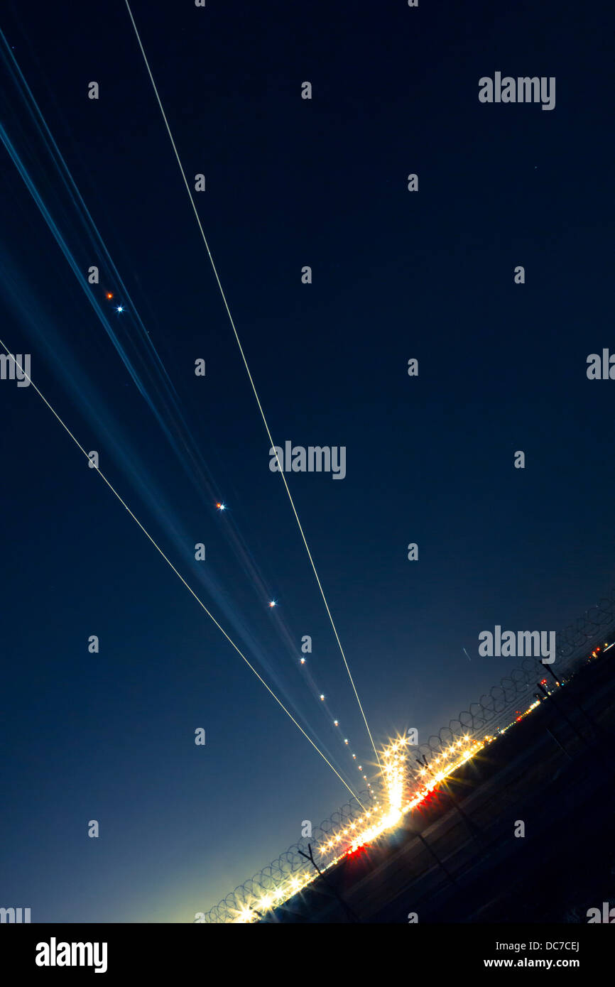 Lichtspur Flugzeuge bei der Landung Stockfoto