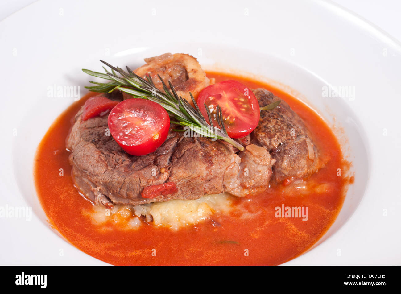 Geschmorte Ossobuco mit Tomaten und Rosmarin und Kartoffelpüree und ...
