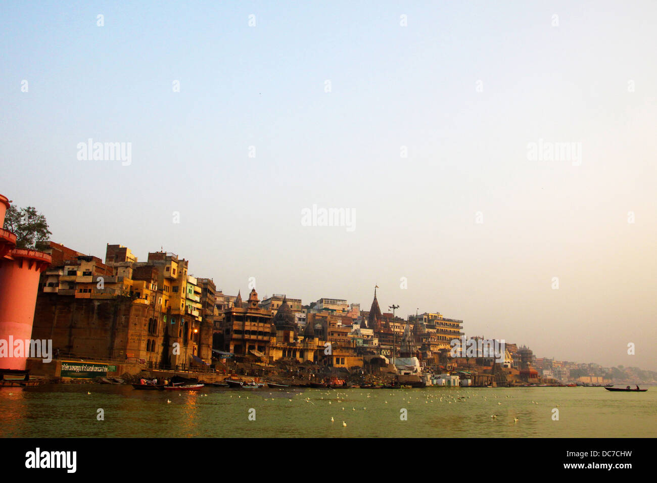 Am frühen Morgen Sonnenaufgang Panorama des ruhigen Flusses Ganges in Varanasi, Indien Stockfoto