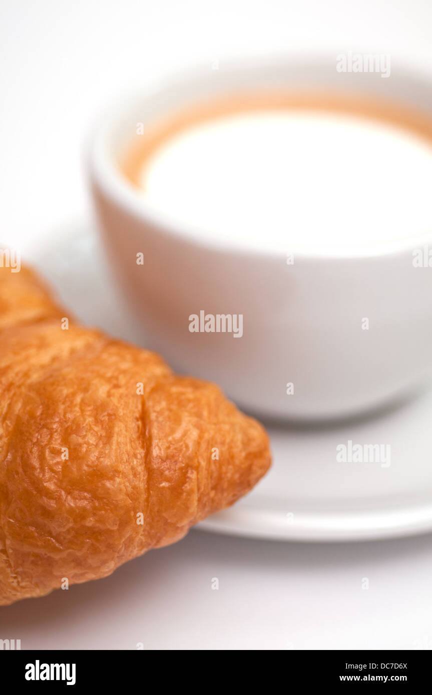 Frühstück mit Croissants und cappuccino Stockfoto