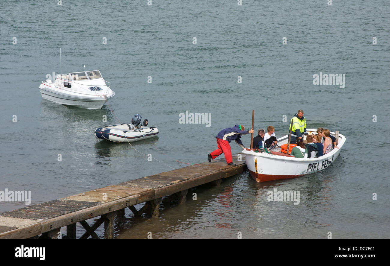 Passagiere auf der Fähre Piel Island, South Lakeland, Cumbria, England UK Stockfoto