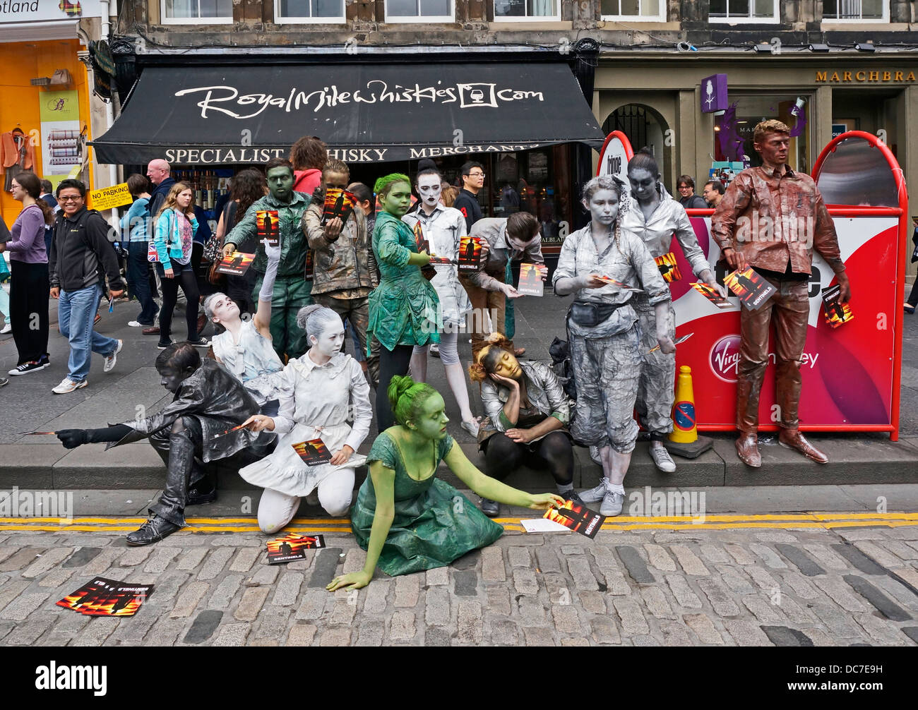Fringe Darsteller Förderung Wächter zeigen in der Royal Mile Edinburgh während des 2013 Edinburgh Festival Fringe Stockfoto