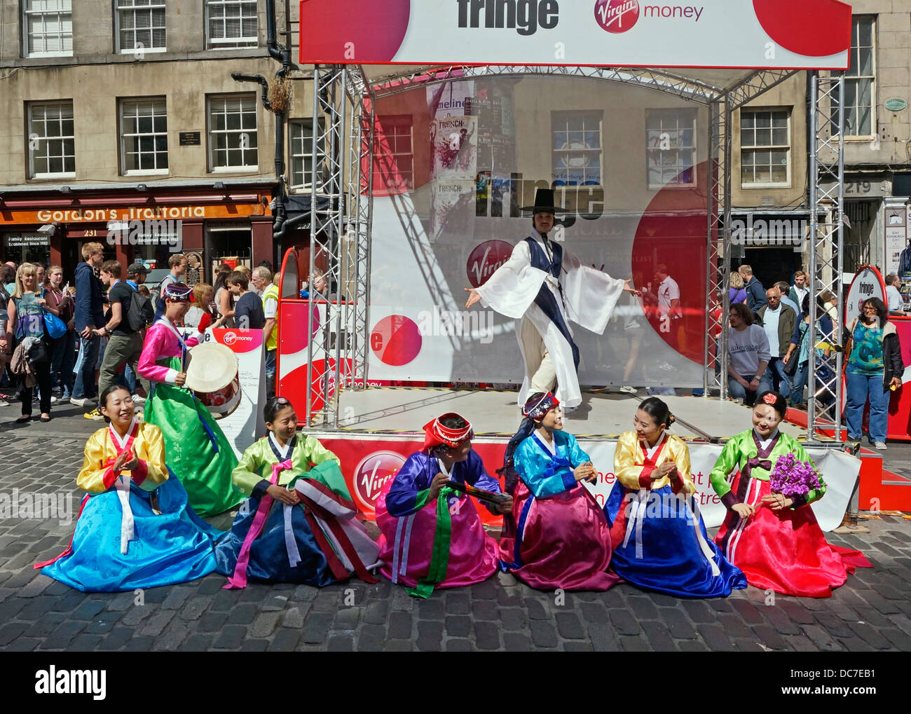 Modi Theater Korea A Romance-Show in der Royal Mile Edinburgh während 2013 Edinburgh Festival Fringe zu fördern Stockfoto Modi Theater Korea A Romance-Show in der Royal Mile Edinburgh während 2013 Edinburgh Festival Fringe zu fördern Stockfoto