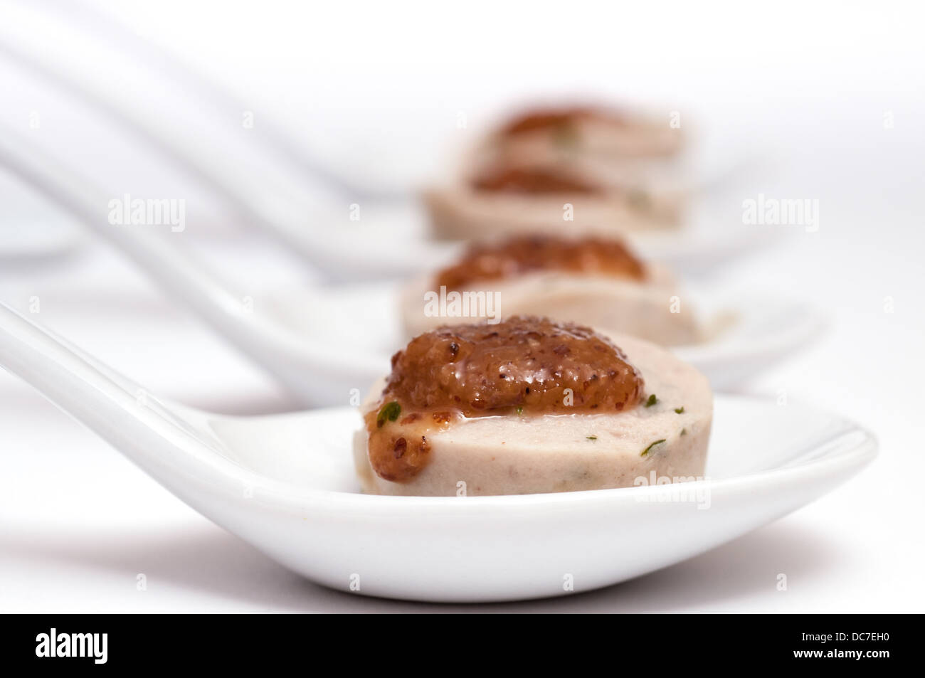 Nahaufnahme von vier Löffel mit bayerische Weißwurst und süßem Senf  Stockfotografie - Alamy