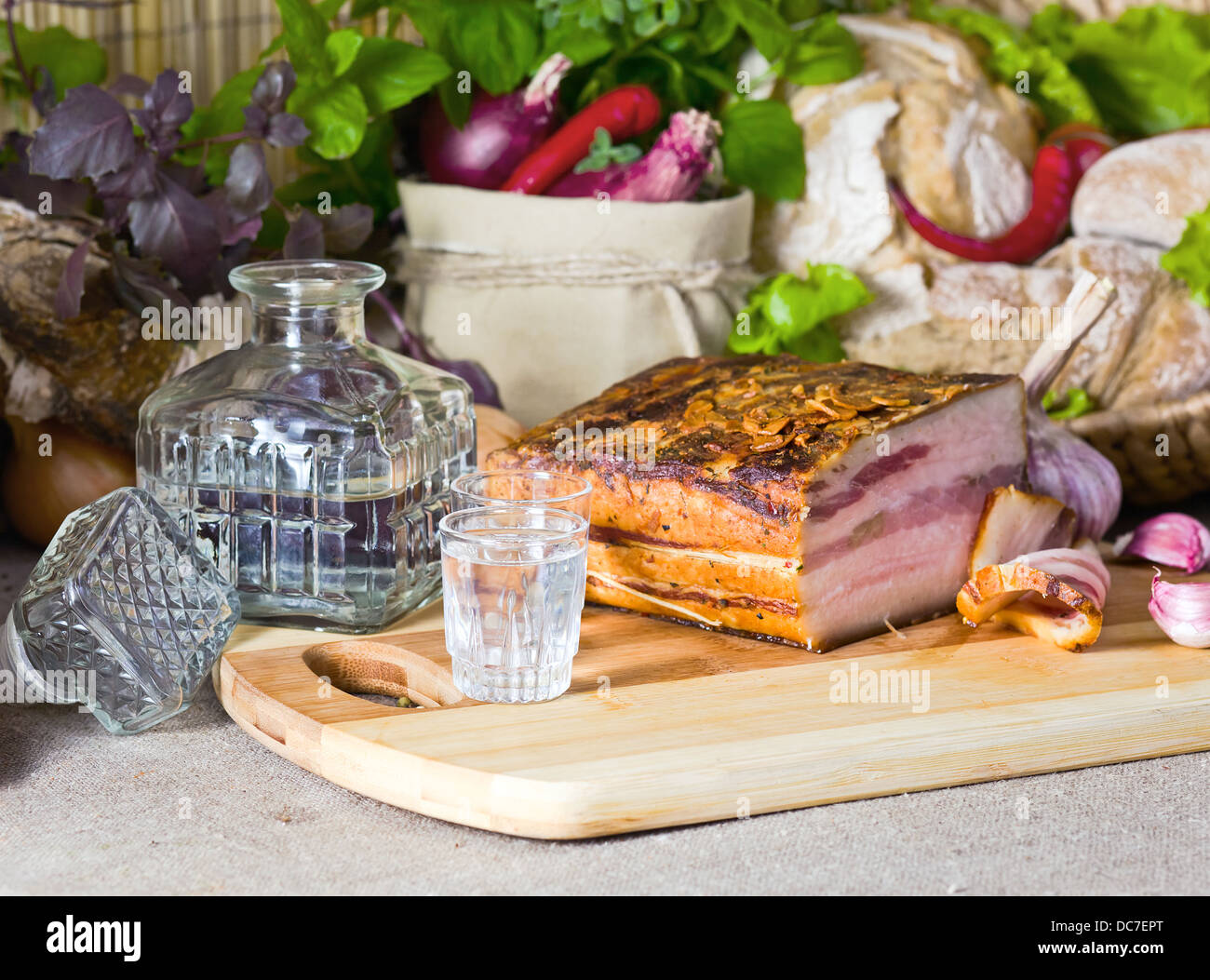 Wodka und geräuchertem Fleisch auf einem Tisch Stockfoto