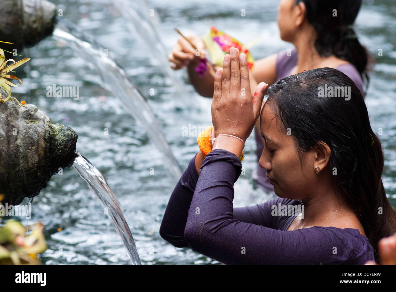 Gläubige machen ein Angebot an den Tirta Empul Tempel auf 6. Mai 2013 in Bali, Indonesien. Stockfoto