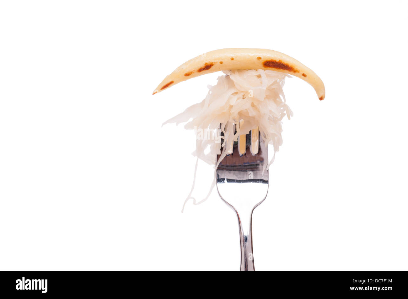 Weiß isoliert schwäbische Schupfnudel mit Sauerkraut auf einer Gabel Stockfoto