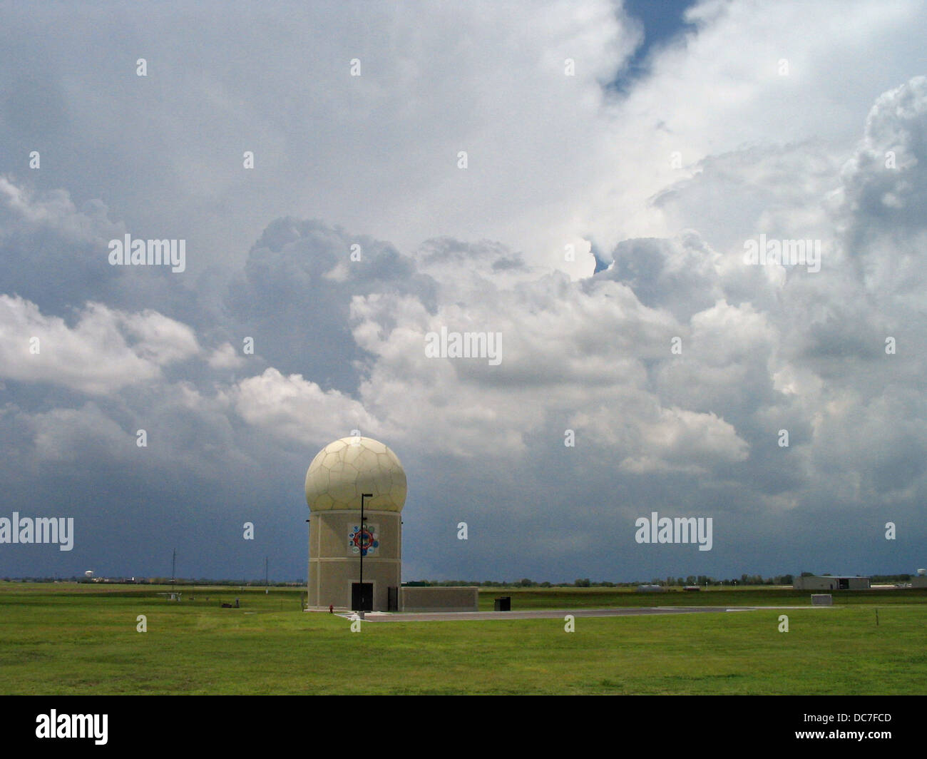 Ein Multi Funktion Phased-Array doppler Wetter Radarturm 1. Juni 2006 in Norman, Oklahoma. Das Phased-Array-System kann Flugzeuge Tracking, Profilierung von Wind und Wetter Überwachung mit einem Turm gleichzeitig ausführen. Stockfoto
