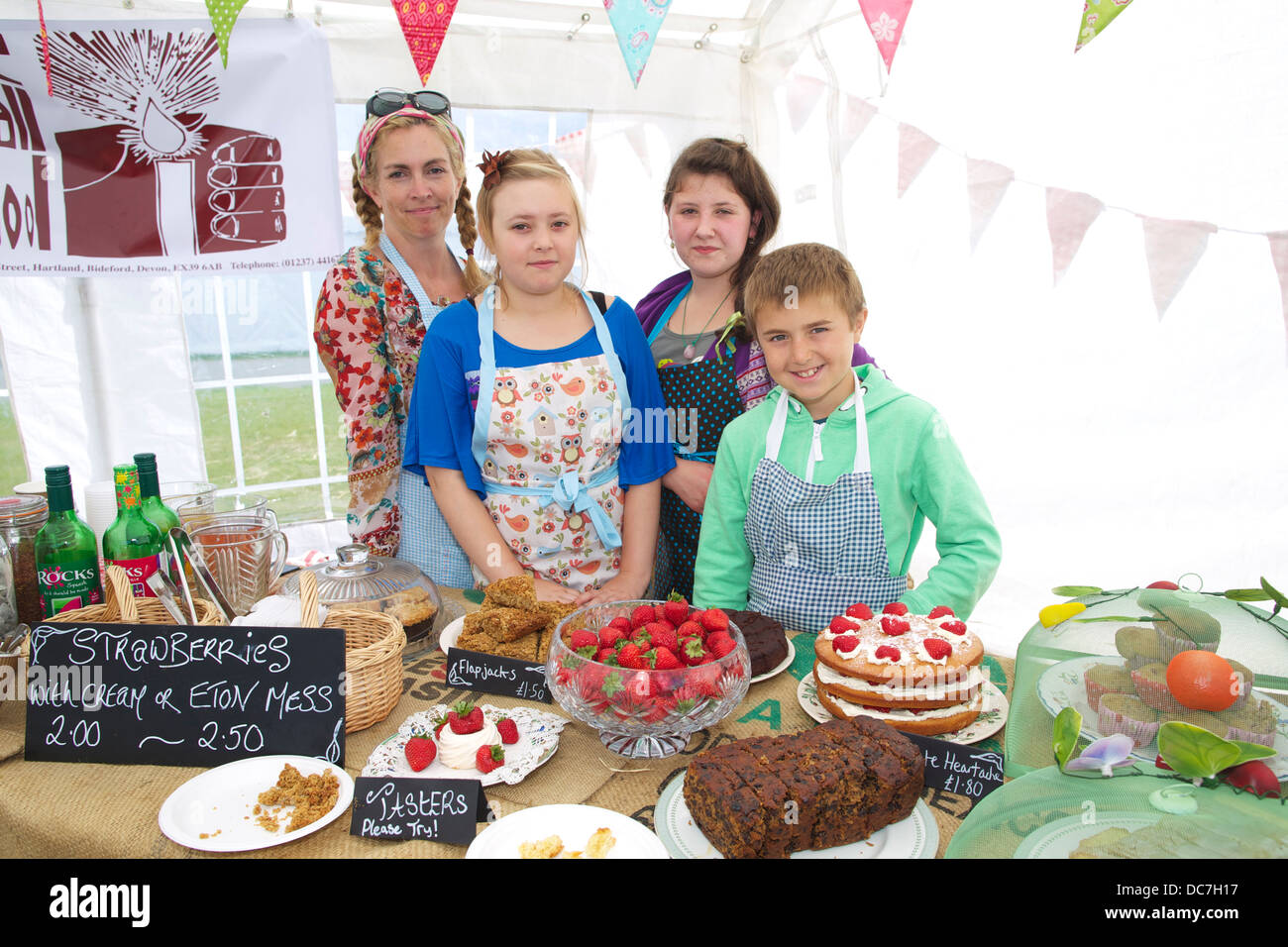 Mütter und Schüler aus der kleinen Schule in Hartland N Devon sind Zubereitung und Verkauf von Bio-Kuchen, Tees und Kaffees Stockfoto