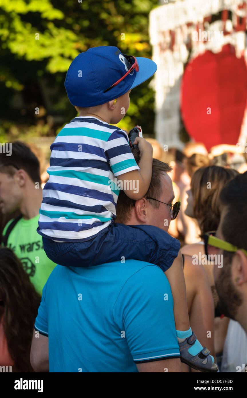 Zürich, Schweiz. 10. August 2013. Die Street Parade 2013 in Zürich. Der Rave sieht die Teilnahme von Hunderten von Tausenden von jungen Menschen mit lustigen und bunten Kostüme, Tanz durch die Straßen der Stadt. Bildnachweis: Matteo Cozzi/Alamy Live-Nachrichten Stockfoto