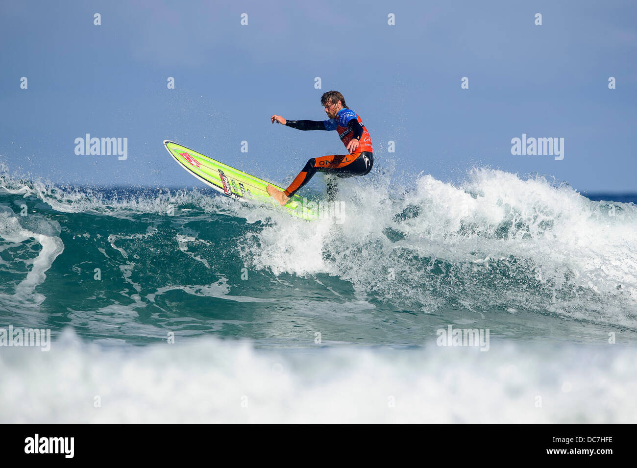 Newquay, Großbritannien. 11. August 2013. Ben Skinner von St. Agnes in Aktion während der Davidoff Cool Wasser Herren Longboard Surfen Halbfinale am fünften Tag der Boardmasters Festival am Fistral Beach. Boardmasters ist eine jährliche Surfen, BMX, Skateboard und Musikfestival statt über 5 Tage an zwei Standorten in Newquay, Cornwall. Es ist einer von Großbritanniens führenden Surfwettkämpfe. Bildnachweis: Aktion Plus Sport/Alamy Live-Nachrichten Stockfoto