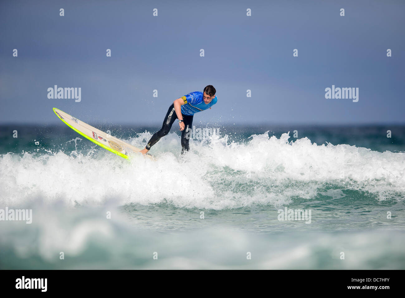 Newquay, Großbritannien. 11. August 2013. Aktion während der Davidoff Cool Wasser Herren Longboard Surfen Halbfinale am fünften Tag der Boardmasters Festival am Fistral Beach. Boardmasters ist eine jährliche Surfen, BMX, Skateboard und Musikfestival statt über 5 Tage an zwei Standorten in Newquay, Cornwall. Es ist einer von Großbritanniens führenden Surfwettkämpfe. Bildnachweis: Aktion Plus Sport/Alamy Live-Nachrichten Stockfoto