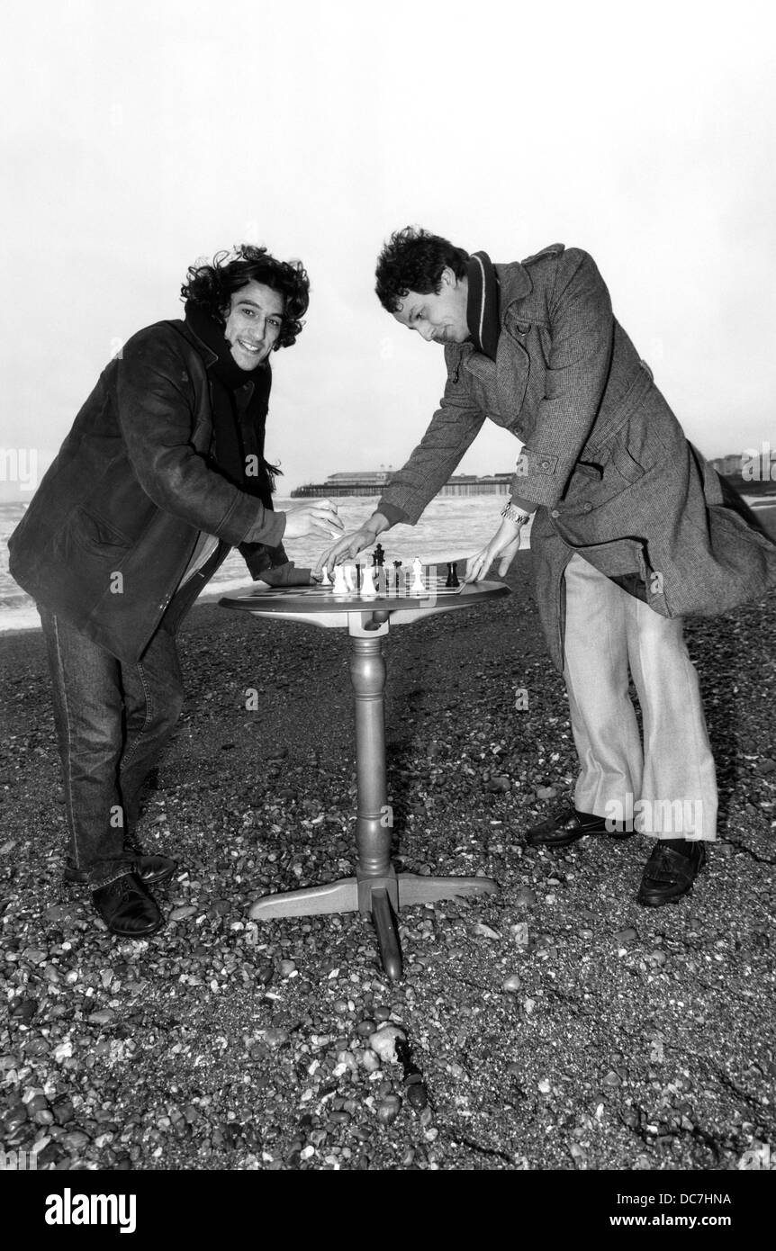 Englisch schach Großmeister daniel j. König & Anthony kosten auf ein Foto Anruf auf Hastings Beach der Chess Congress 1990 zu fördern. Stockfoto
