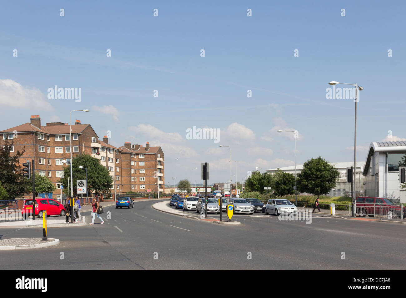 Verkehr, warten an der Ampel an der Kreuzung der Trinity Street und Moor Lane in Bolton, Lancashire. Stockfoto