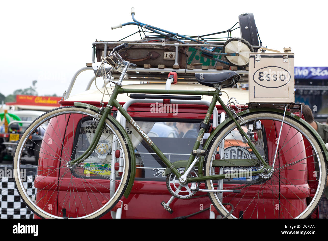 Dachträger mit Koffern und ein Push-Bike auf Rückseite des Volkswagen Wohnmobil Stockfoto