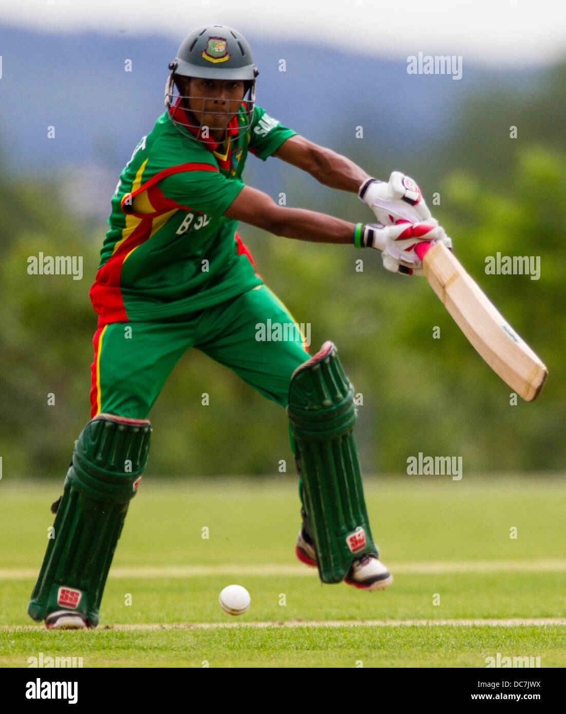Kibworth, Leicestershire, UK. Sonntag, 11. August 2013.  Aktion aus dem ODI Spiel zwischen u19 Bangladesch und Pakistan u19 im Rahmen des Turniers u19 ODI dreieckig in England gespielt. Bildnachweis: Graham Wilson/Alamy Live-Nachrichten Stockfoto