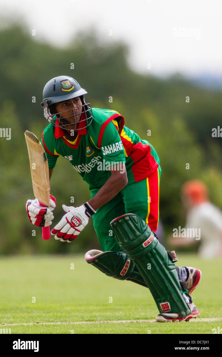 Kibworth, Leicestershire, UK. Sonntag, 11. August 2013. Aktion aus dem ODI Spiel zwischen u19 Bangladesch und Pakistan u19 im Rahmen des Turniers u19 ODI dreieckig in England gespielt. Bildnachweis: Graham Wilson/Alamy Live-Nachrichten Stockfoto