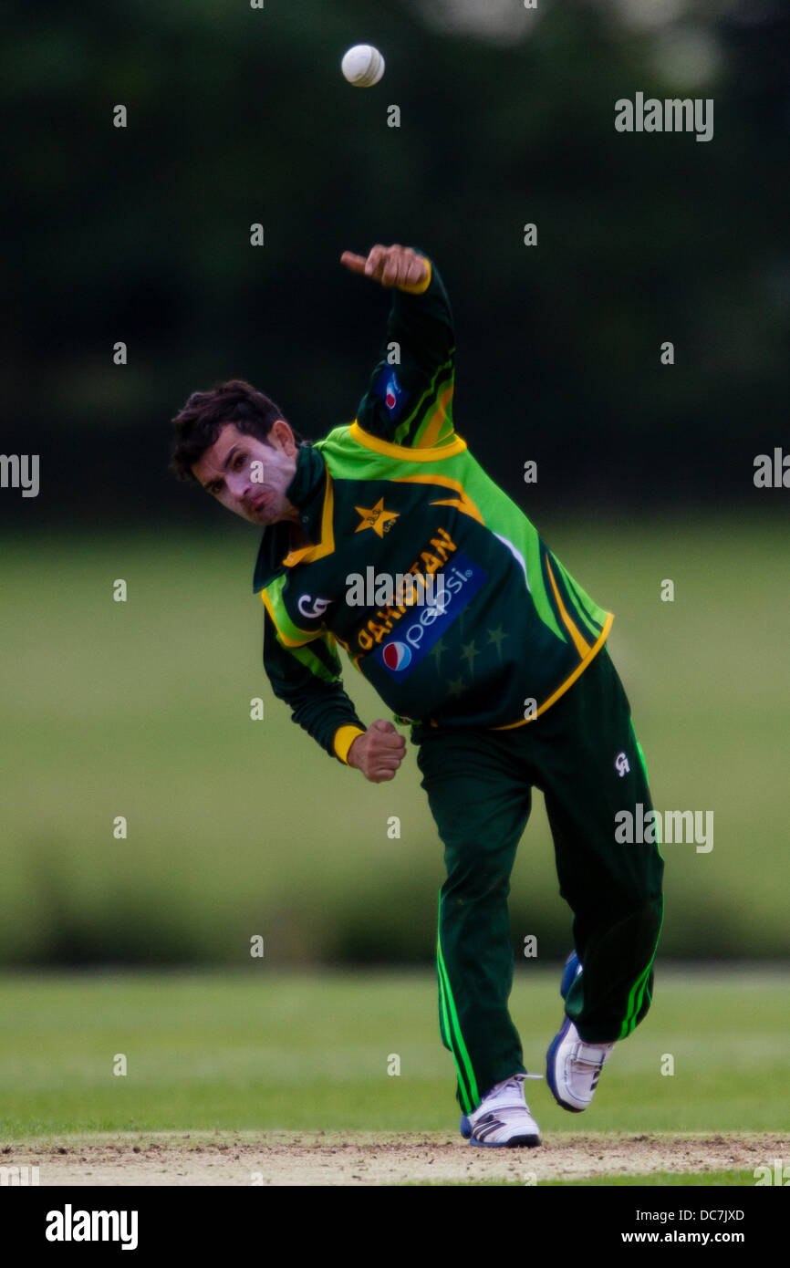 Kibworth, Leicestershire, UK. Sonntag, 11. August 2013.  Aktion aus dem ODI Spiel zwischen u19 Bangladesch und Pakistan u19 im Rahmen des Turniers u19 ODI dreieckig in England gespielt. Bildnachweis: Graham Wilson/Alamy Live-Nachrichten Stockfoto