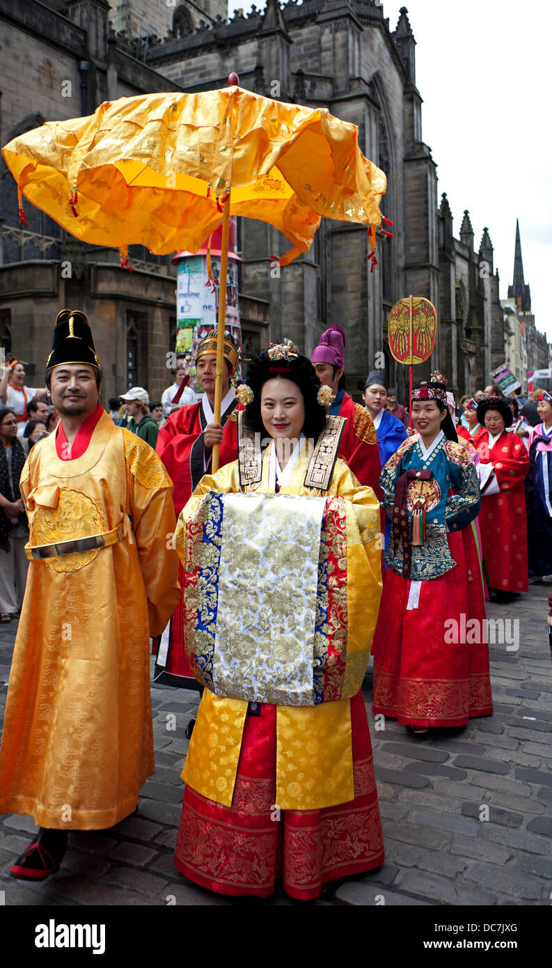 Edinburgh, Großbritannien. August 2013. Edinburgh Fringe Festival, Korean Folklore Group 'Coreyah' fördern ihre Show in Royal Mile Stockfoto