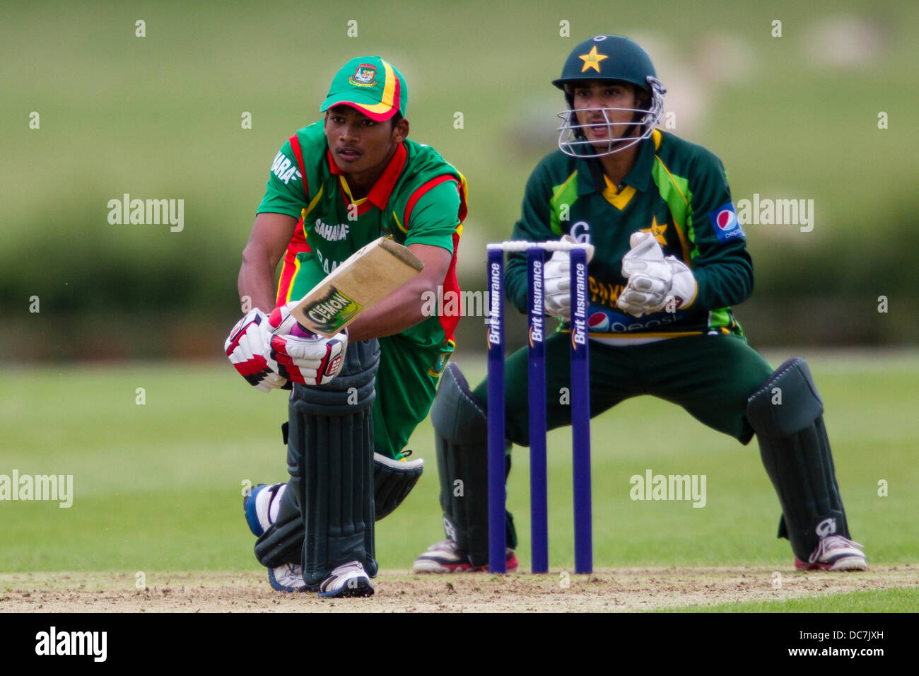 Kibworth, Leicestershire, UK. Sonntag, 11. August 2013.  Aktion aus dem ODI Spiel zwischen u19 Bangladesch und Pakistan u19 im Rahmen des Turniers u19 ODI dreieckig in England gespielt. Bildnachweis: Graham Wilson/Alamy Live-Nachrichten Stockfoto