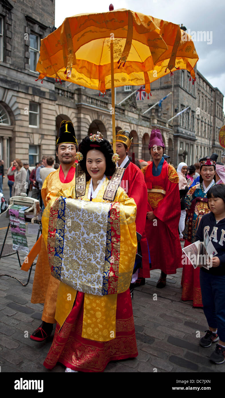 Edinburgh, Großbritannien. August 2013. Edinburgh Fringe Festival, Korean Folklore Group 'Coreyah' fördern ihre Show in Royal Mile Stockfoto