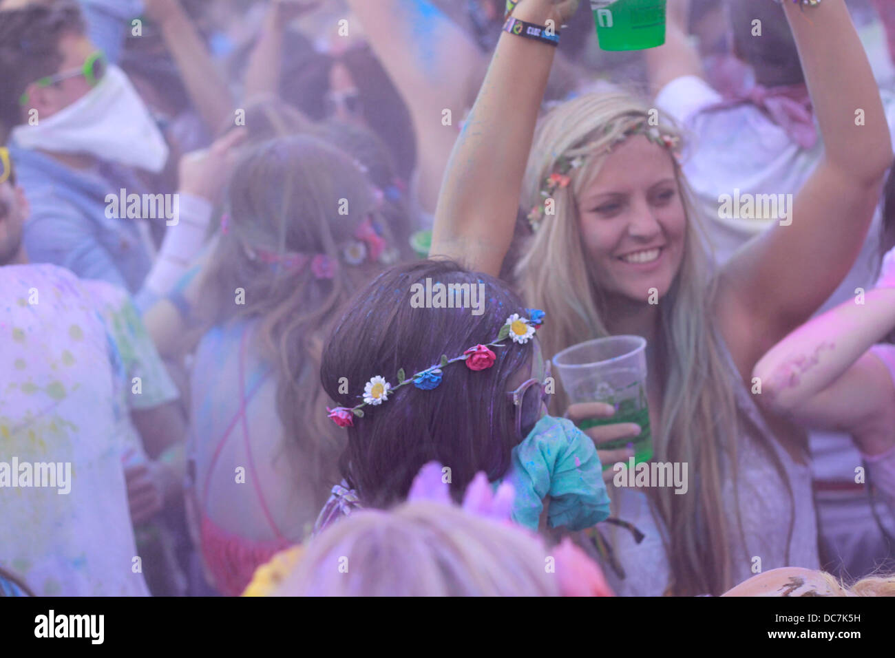 Mädchen in blau Holi Farbe Pulver Farbe Spaß bedeckt begeistern Gig Festival Lachen bedeckt Gesicht weibliche Frauen Stockfoto