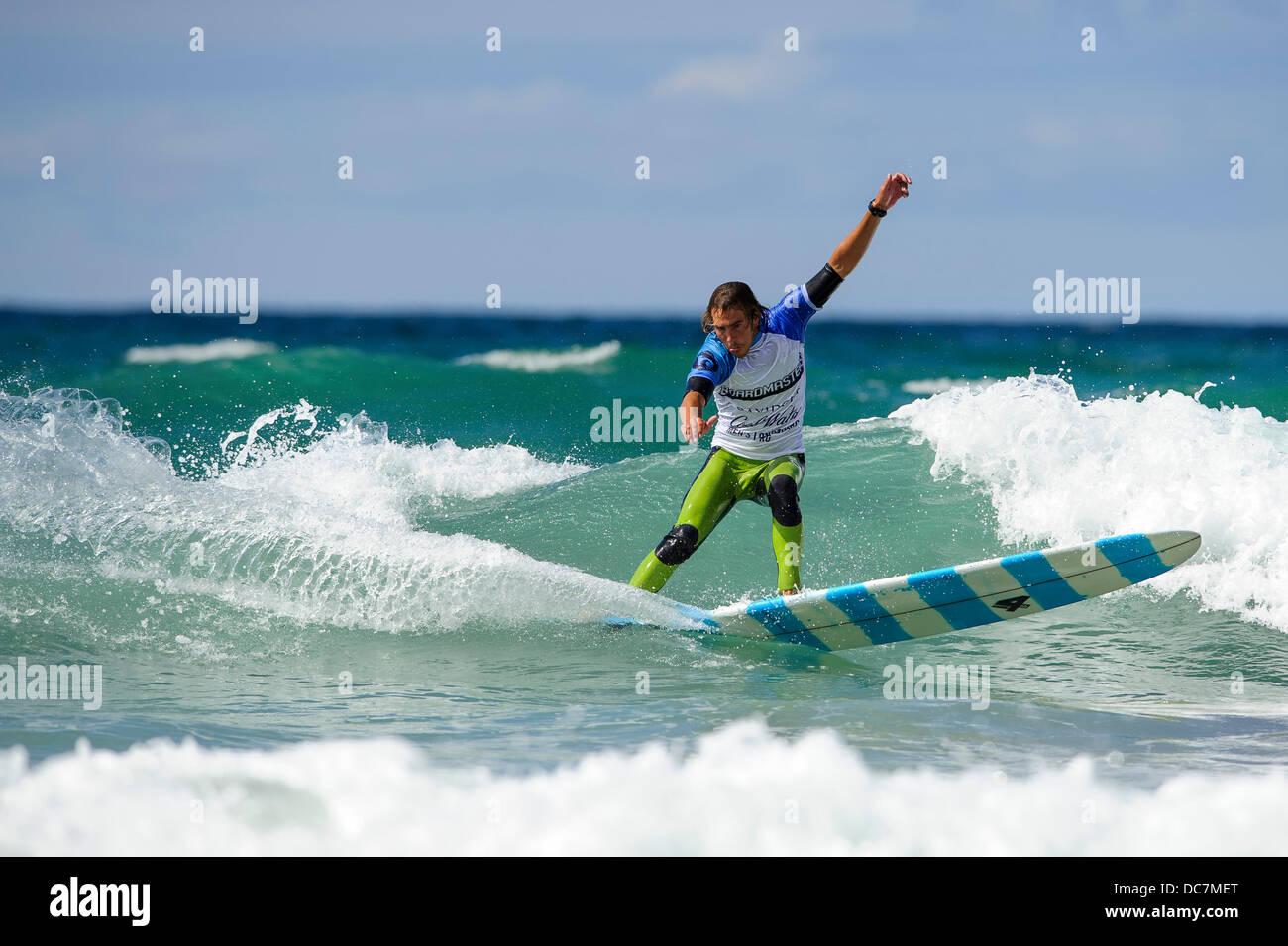 Newquay, Großbritannien. 11. August 2013. Adam Griffiths von Newquay in Aktion während der Davidoff Cool Wasser Herren Longboard Surfen Finale am fünften Tag der Boardmasters Festival am Fistral Beach. Boardmasters ist eine jährliche Surfen, BMX, Skateboard und Musikfestival statt über 5 Tage an zwei Standorten in Newquay, Cornwall. Es ist einer von Großbritanniens führenden Surfwettkämpfe. Bildnachweis: Aktion Plus Sport/Alamy Live-Nachrichten Stockfoto