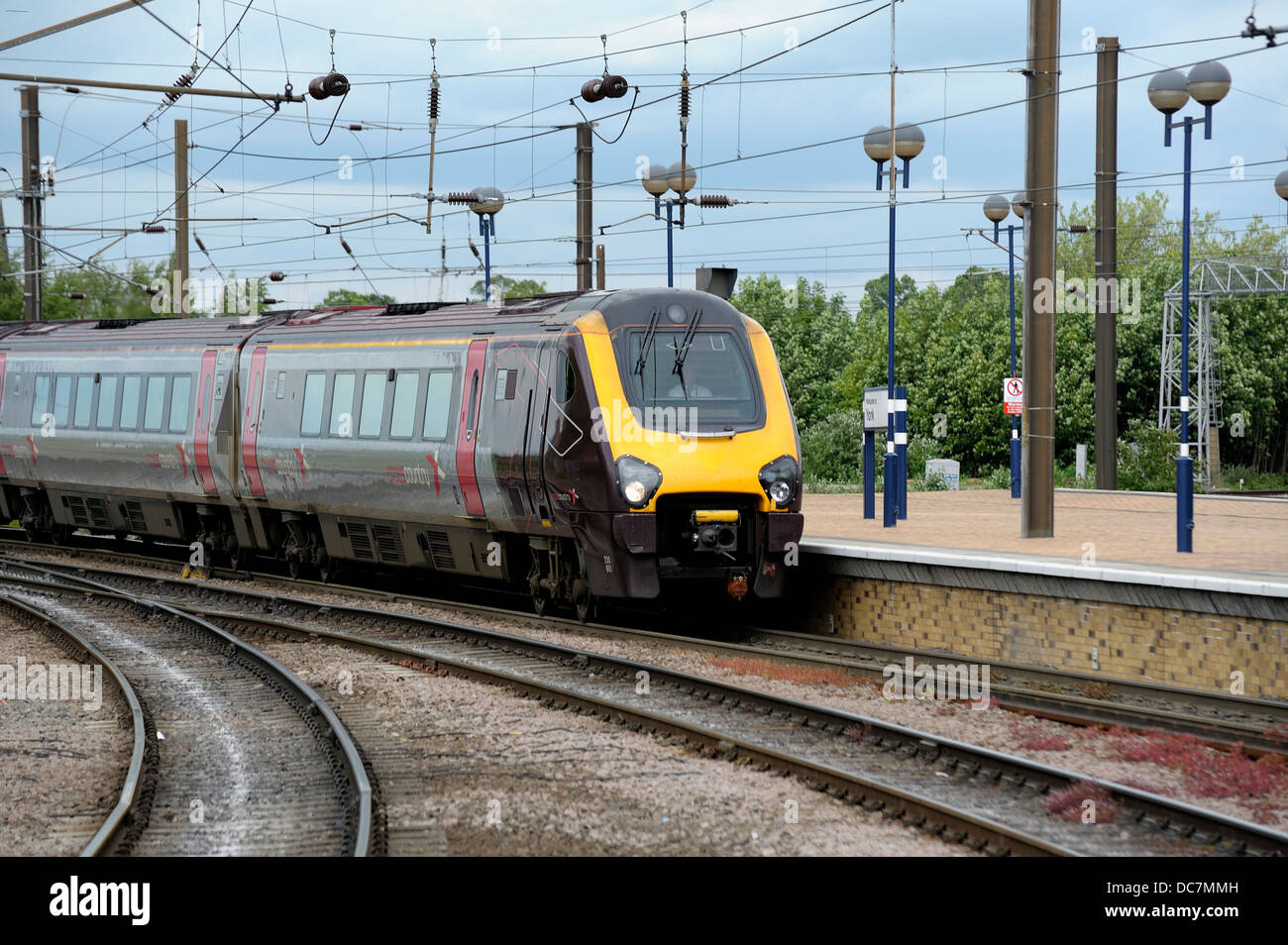 Überqueren Züge Dienst Ankunft in York, England GB Stockfoto