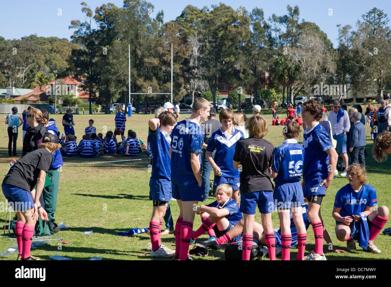 australischen Jungs spielen Rugby Union in Newport, Sydney, Australien Stockfoto