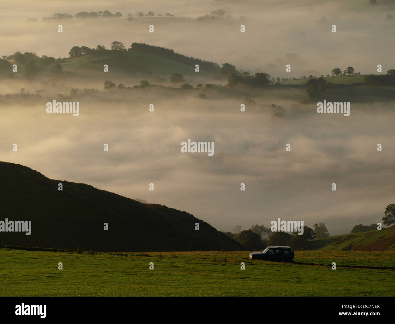 Geländewagen und nebligen Landschaft Stockfoto