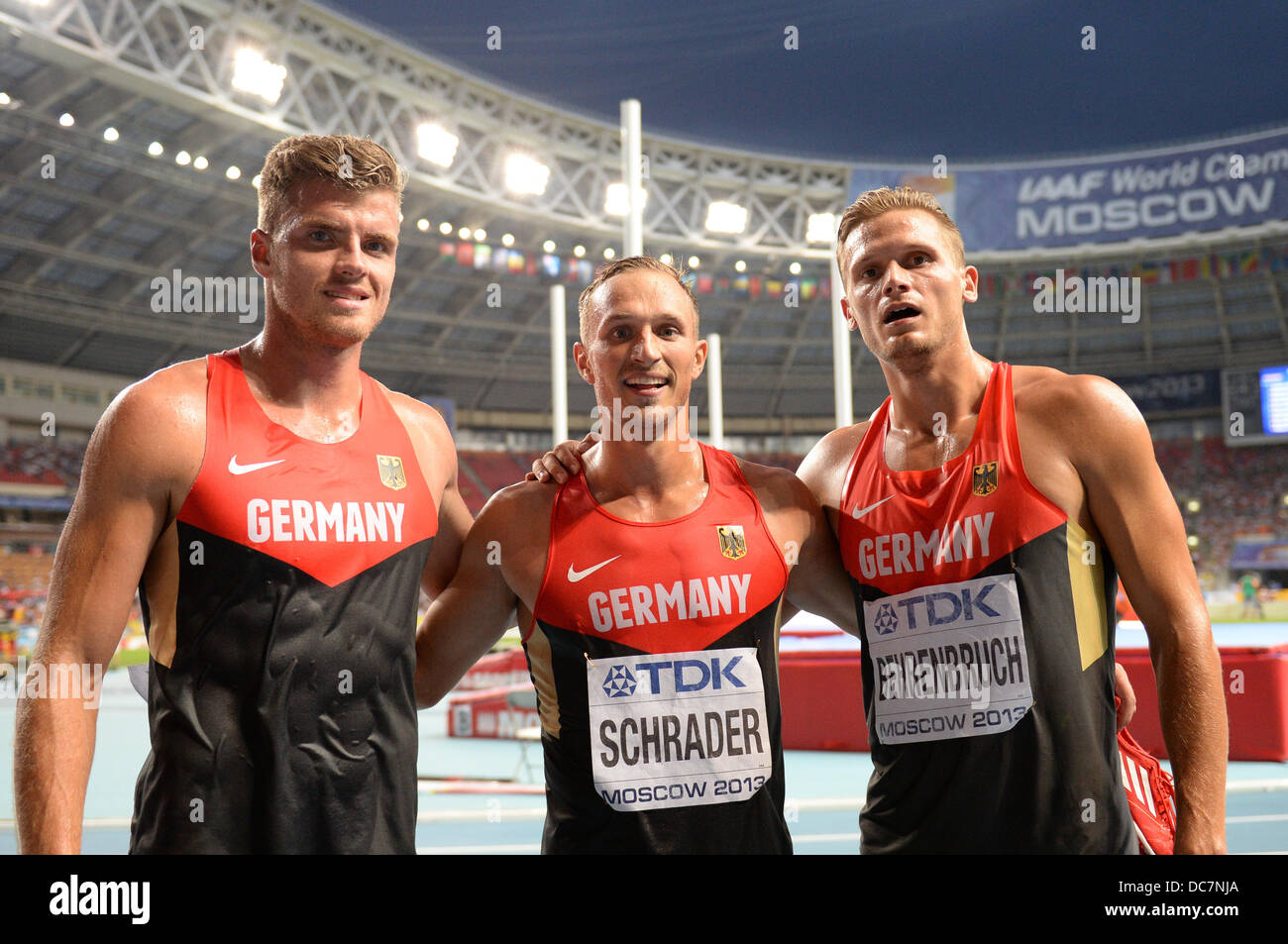 Moskau, Russland. 10. August 2013. Michael Schrader (C) Deutschland feiert nach 1500 m der Männer der Decathlon-Veranstaltung seinen zweiten Platz mit Teamkollege Pascal Behrenbruch (R) und Rico Freimuth (L) bei den 14. Weltmeisterschaften in der Leichtathletik im Luzhniki-Stadion in Moskau, Russland, 10. August 2013. Foto: Bernd Thissen/Dpa/Alamy Live News Stockfoto