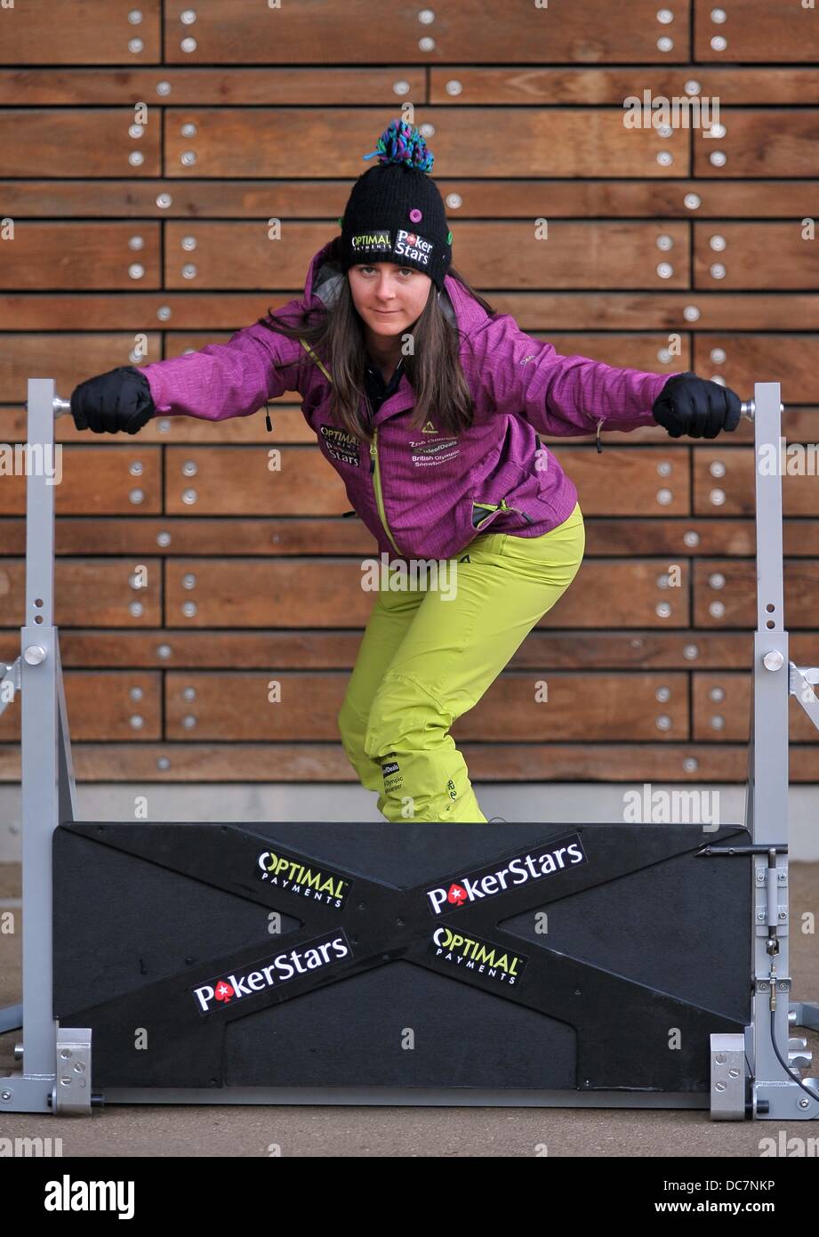 Bath, Großbritannien. 9. August 2013. Zoe Gillings (Snowboard Cross) auf Starttor. Team GB Sotschi 2014 Medien Summitat University of Bath, Bath, Somerset, UK Credit: Sport In Bilder/Alamy Live News Stockfoto