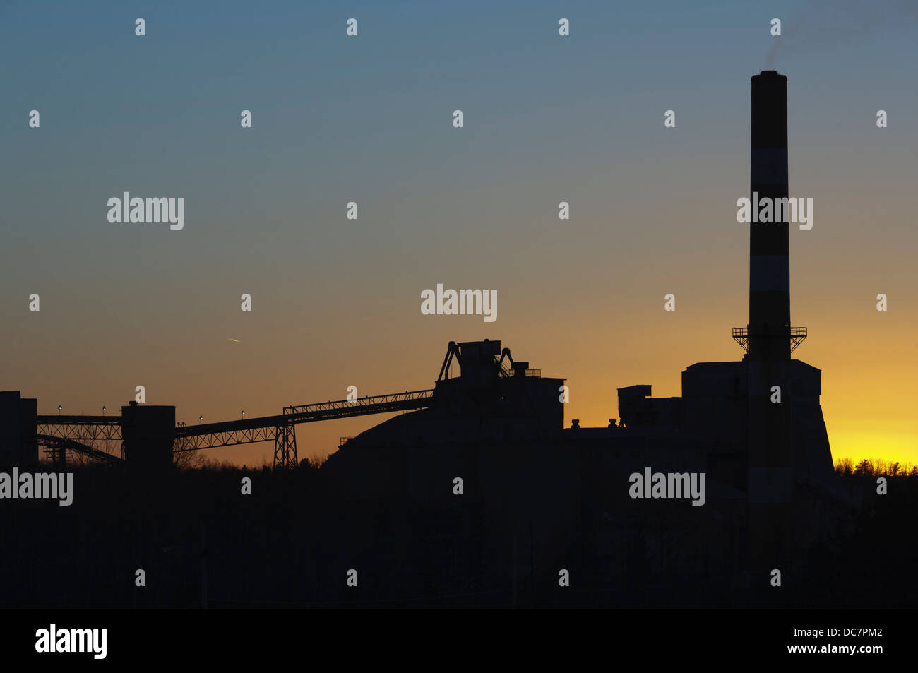 Blick auf den Sonnenuntergang von Industrieanlagen Silhouette Stockfoto