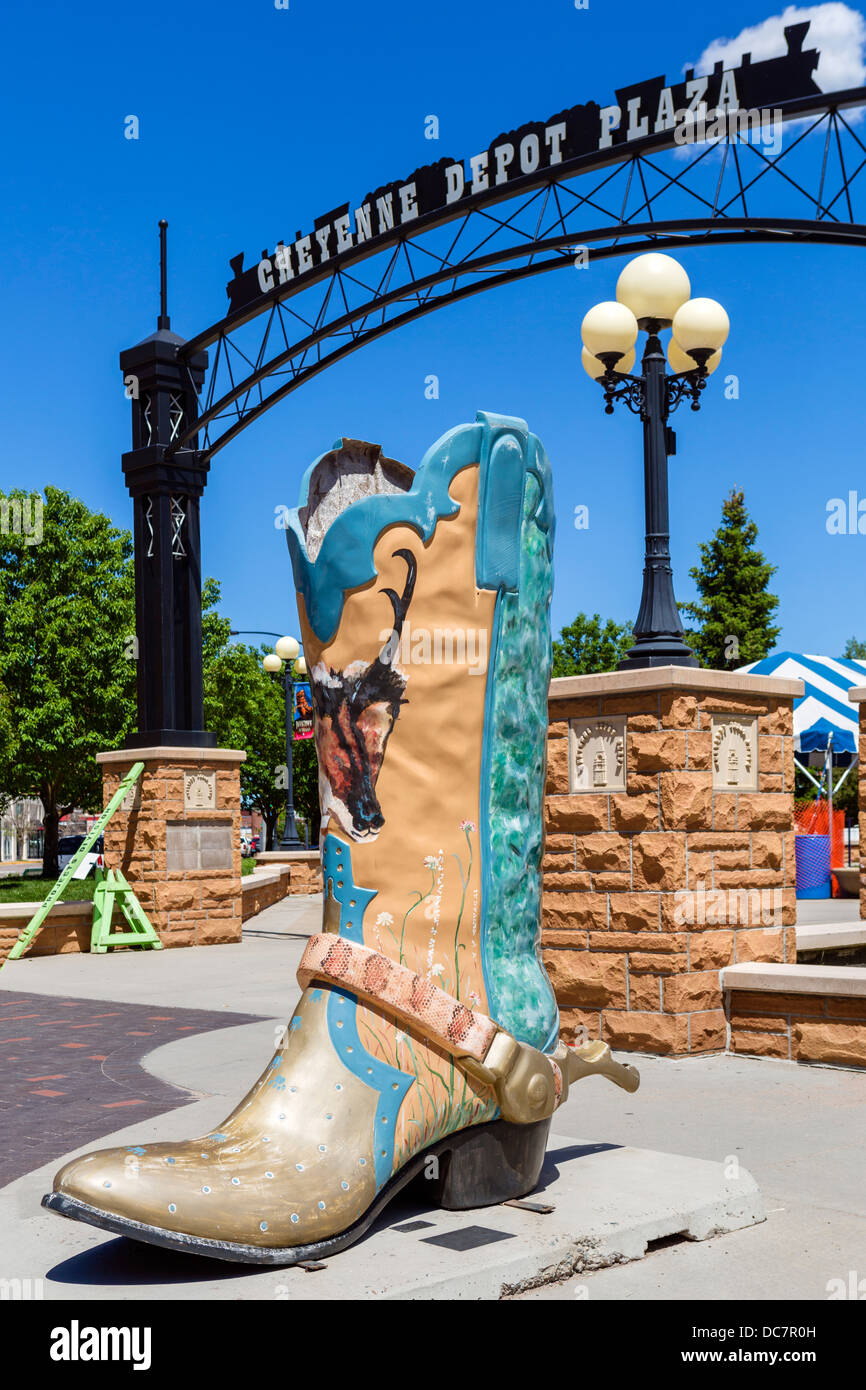 Riesige Cowboy-Stiefel in Cheyenne Depot Plaza im historischen, die Innenstadt von Cheyenne, Wyoming, USA Stockfoto