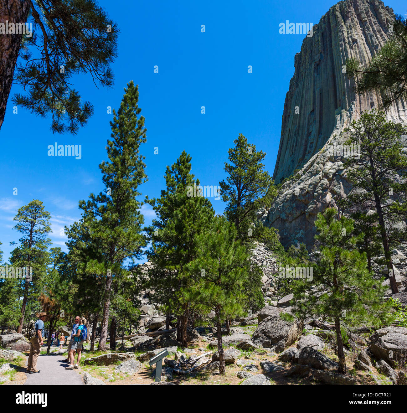 Wanderer unter Devils Tower National Monument, Crook County, Black Hills, Wyoming, USA Stockfoto
