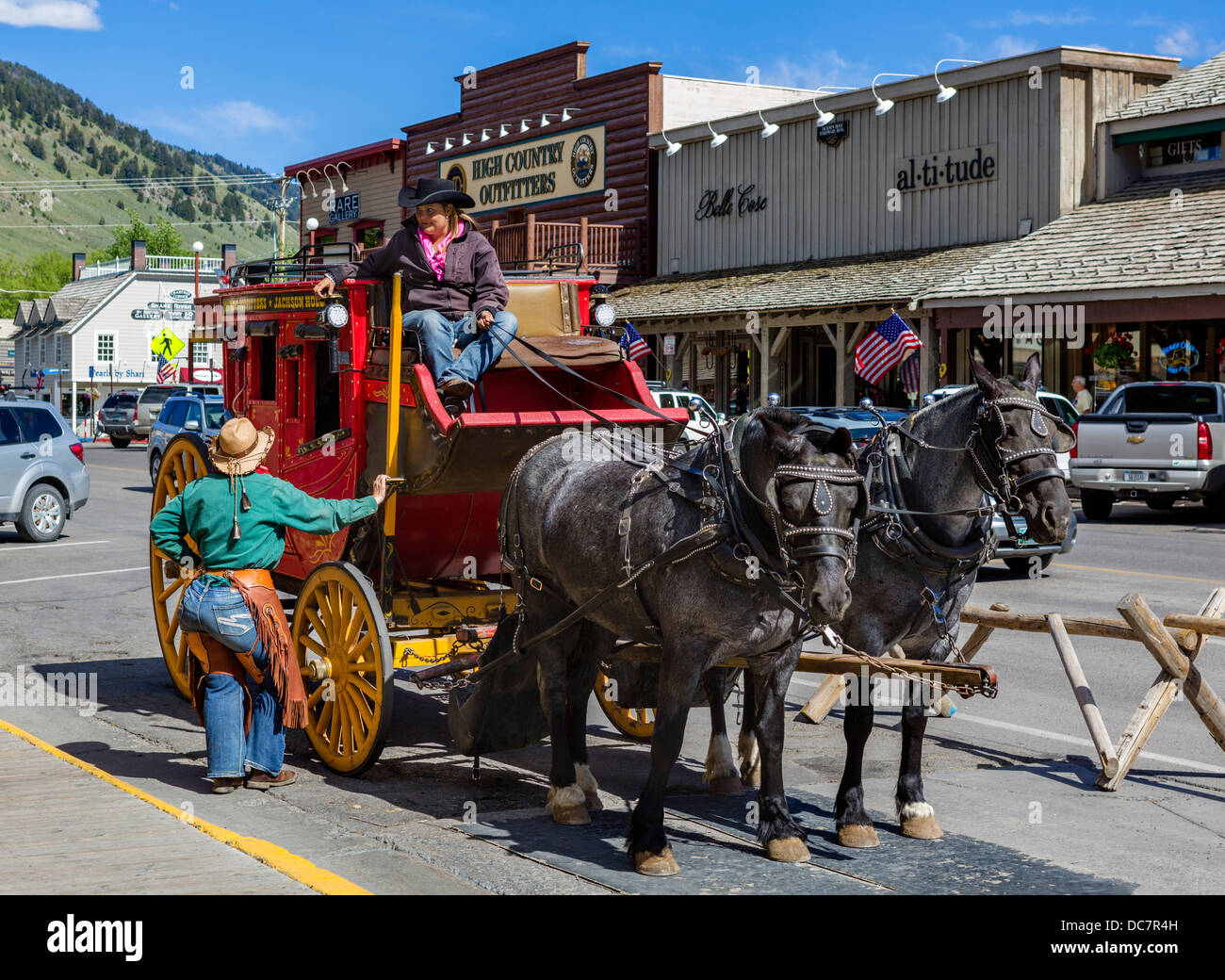 Postkutsche fahren am East Broadway in der Innenstadt von Jackson, Wyoming, USA Stockfoto
