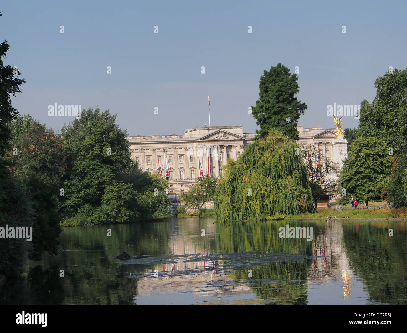 Buckingham Palace und St. James Park angesehen Teich Stockfoto
