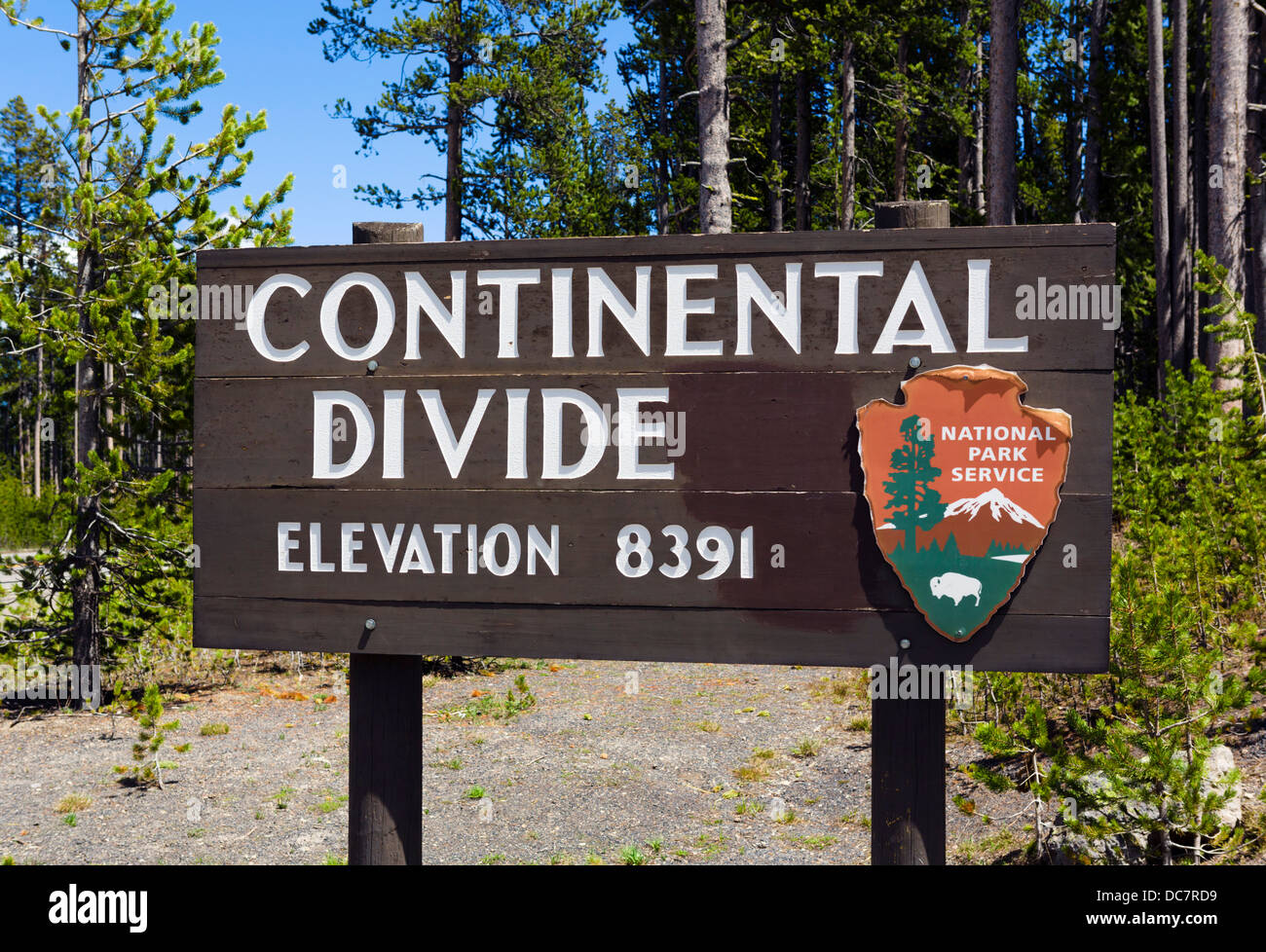 Melden Sie Indicatiing die Position der Continental Divide, Yellowstone-Nationalpark, Wyoming, USA Stockfoto