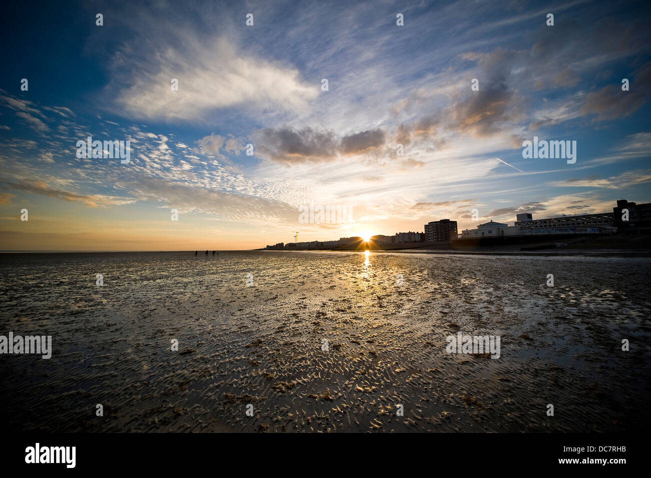 Fantastischen Sonnenuntergang bei Ebbe am Strand Worthing, West Sussex, UK Stockfoto