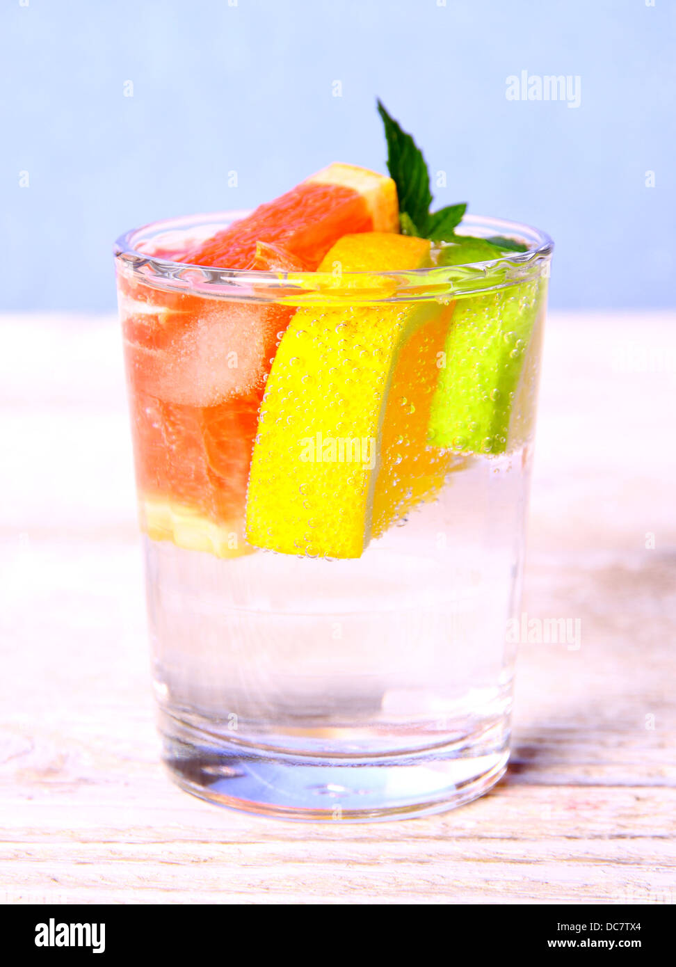 Tonische Limonade mit Grapefruit, Zitrone und Limette, soft-Fokus Stockfoto