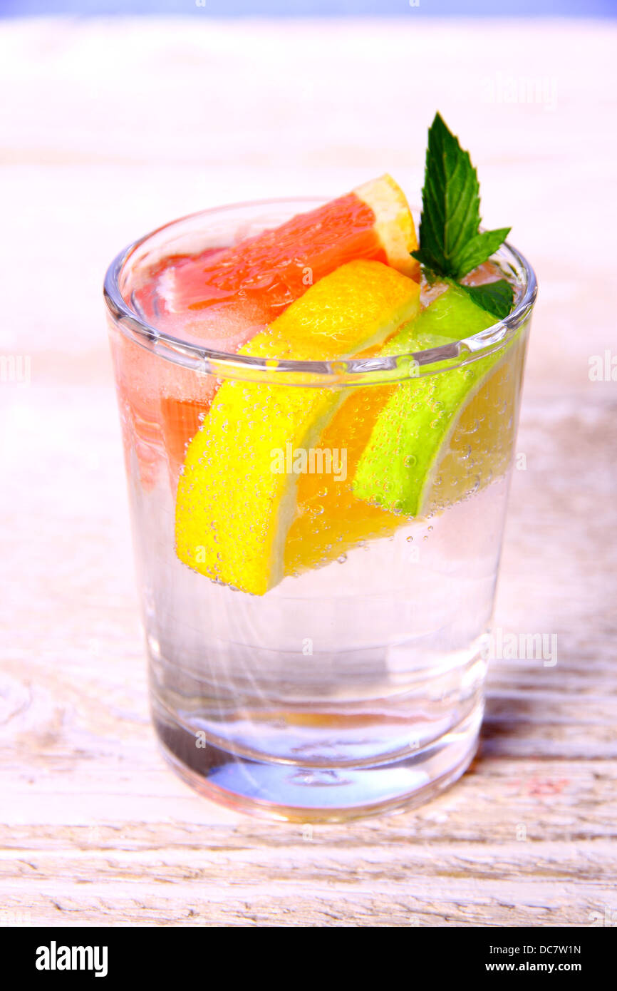 Tonische Limonade mit Grapefruit, Limone, Zitrone und Eis, soft-Fokus Stockfoto