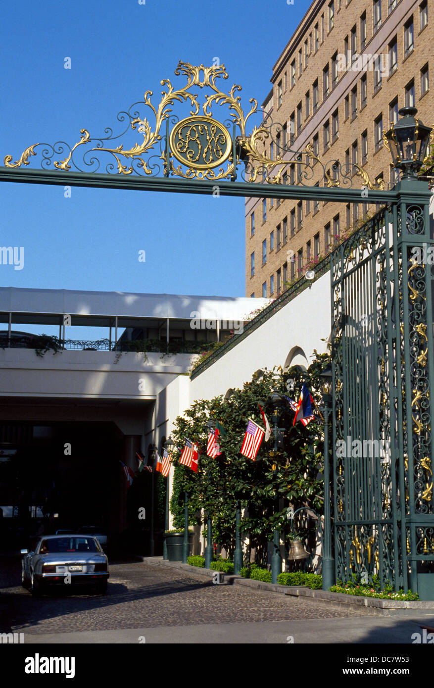 Ein vergoldeter Schild mit den Initialen "BW" kennzeichnet das Fahrzeug Eintritt in das Beverly Wilshire Hotel in Beverly Hills, Kalifornien, USA. Stockfoto