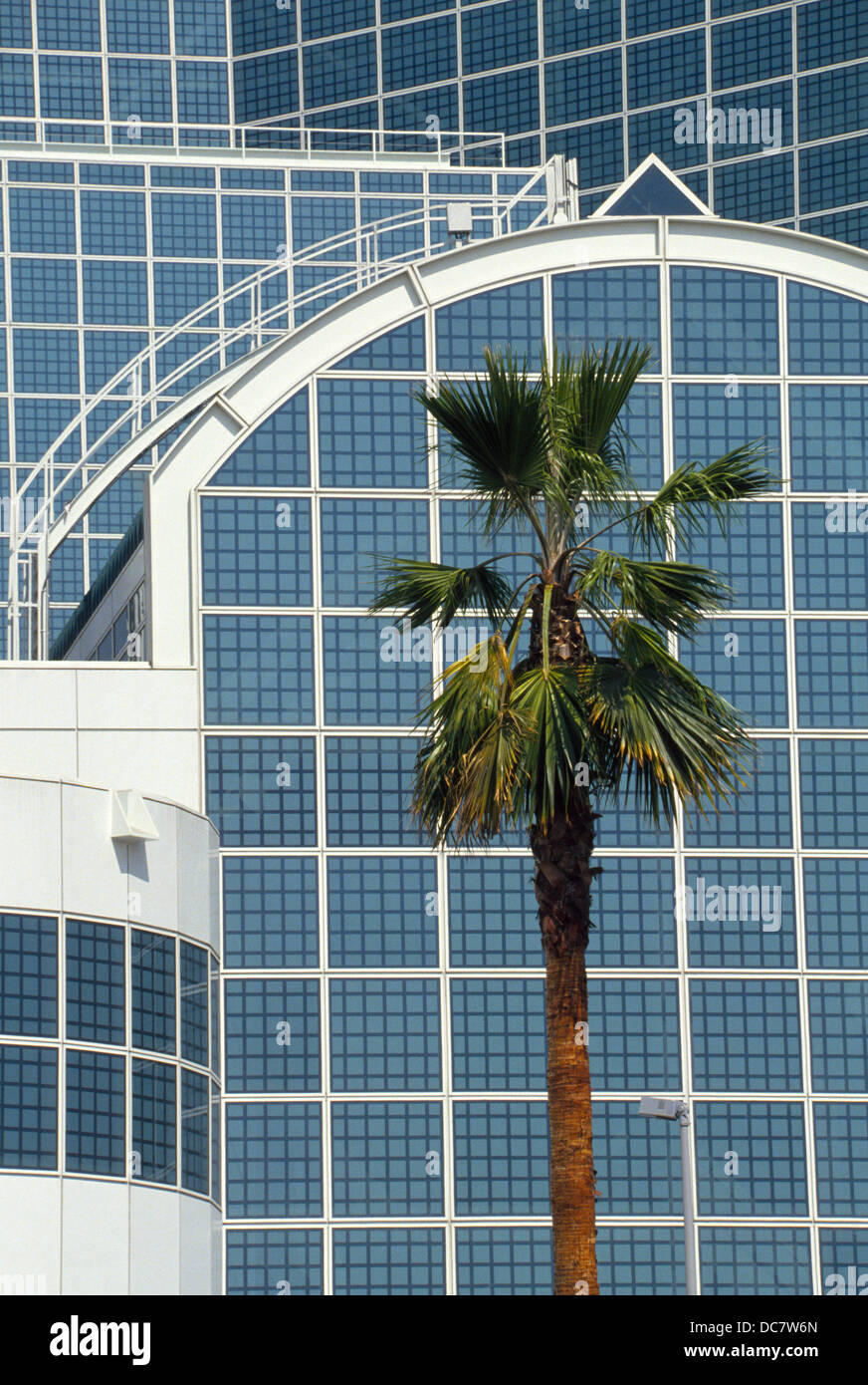 Quadratische reflektierendes Glas gerahmt mit weißem Stahlrohr markiert das Los Angeles Convention Center-Architektur in so Kalifornien. Stockfoto