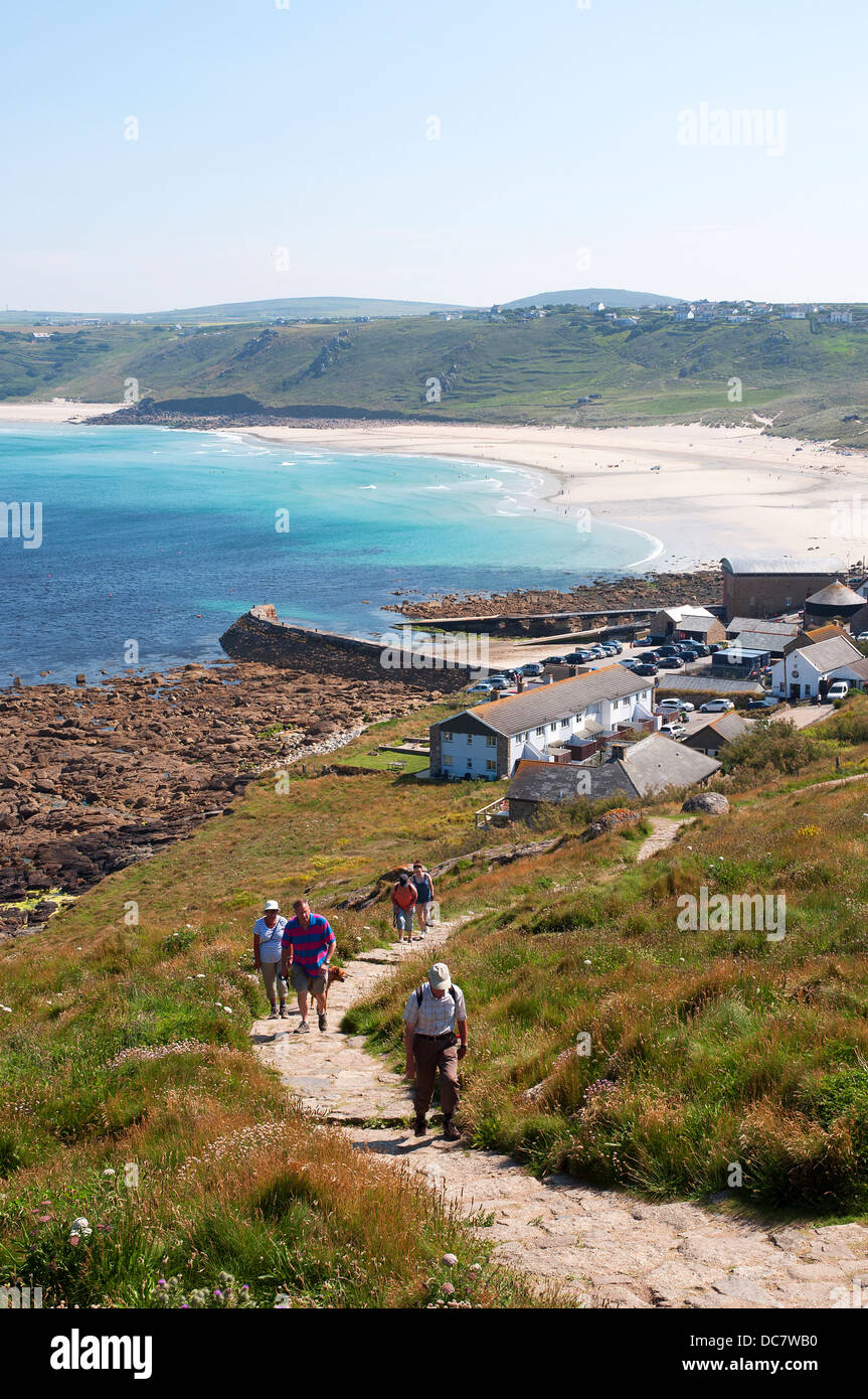 Menschen auf dem South West Coast-Wanderweg in der Nähe von Sennen Cove in Cornwall, Großbritannien Stockfoto